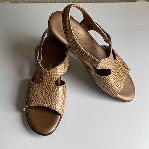 Suntimer Heel Strap Sandal SAS  size10M - croc